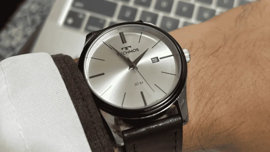 Close-up de mostrador de relógio Technos original mostrando o alinhamento perfeito do ponteiro de segundos com os marcadores de minutos.