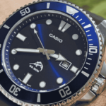 Relógio Casio Duro original com destaque para o acabamento do bisel e coroa rosqueada.