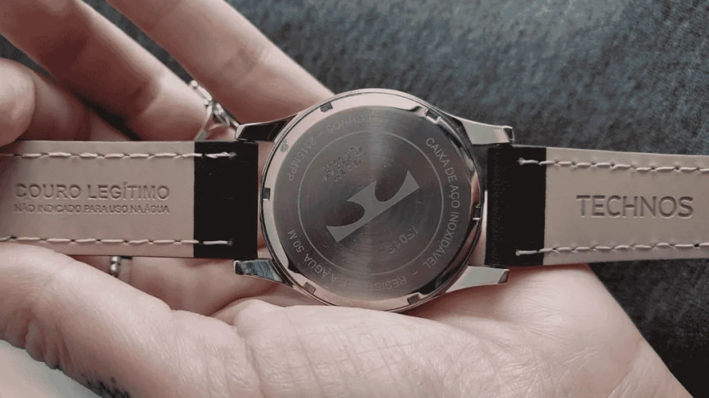 Verso de pulseira de couro original de relógio Technos, mostrando o acabamento macio e o logotipo gravado no material.