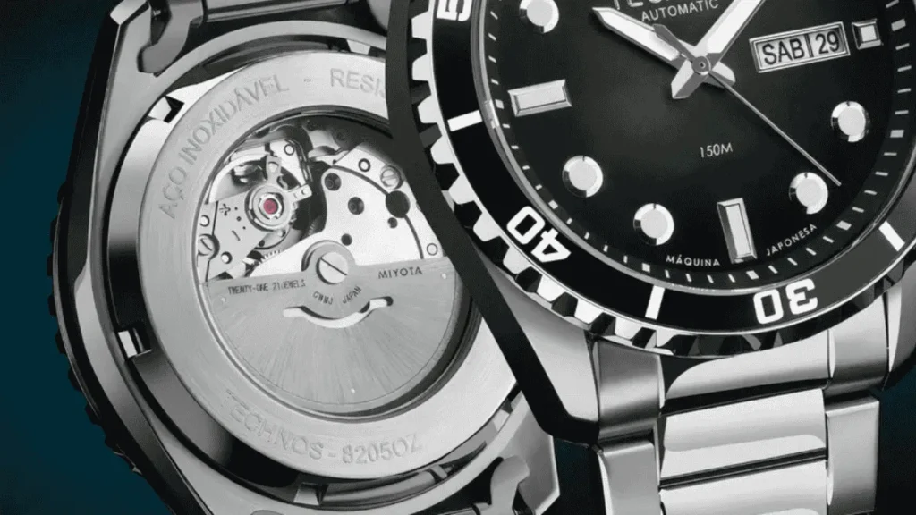 Vista detalhada do movimento automático de um relógio Technos original com fundo transparente, destacando o rotor e o maquinário Miyota.