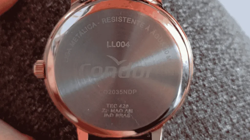 Detalhe da tampa traseira de um relógio Condor original exibindo as gravações de resistência à água (30m), logotipo da marca e código de referência.