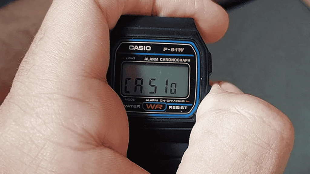 Relógio Casio original exibindo a palavra CASIO no visor após teste do botão direito.