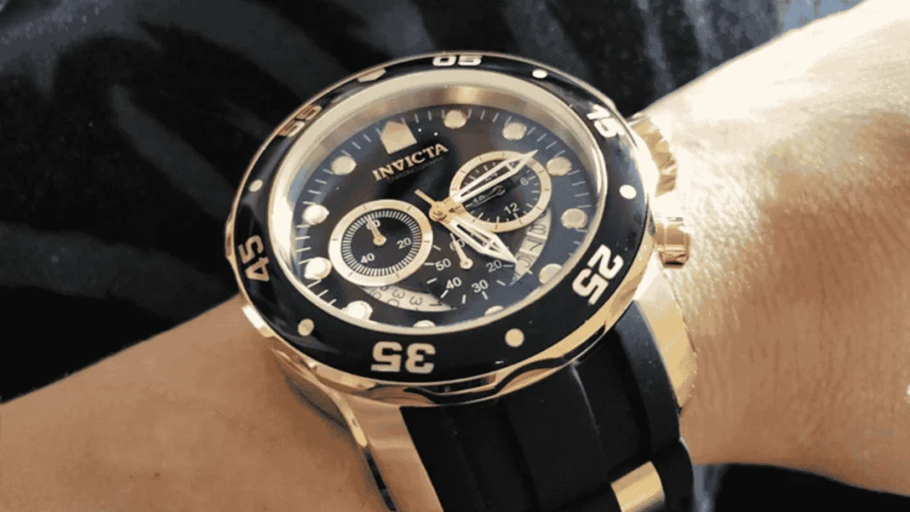 Relógio Invicta Pro Diver 6981 no pulso.