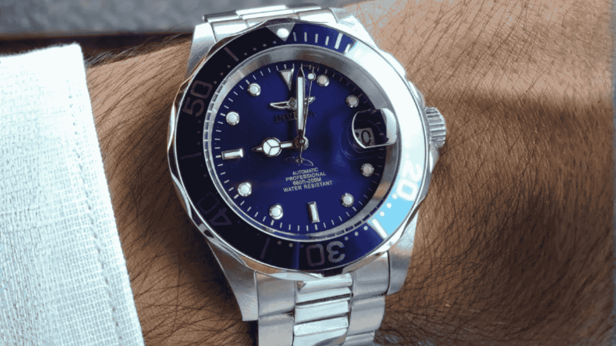 Relógio Invicta Pro Diver 9094 no pulso com camisa branca.