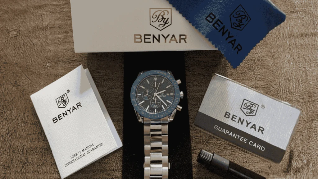 Kit completo de um relógio original incluindo caixa oficial, manual de instruções, cartão de garantia internacional e flanela de limpeza personalizada.